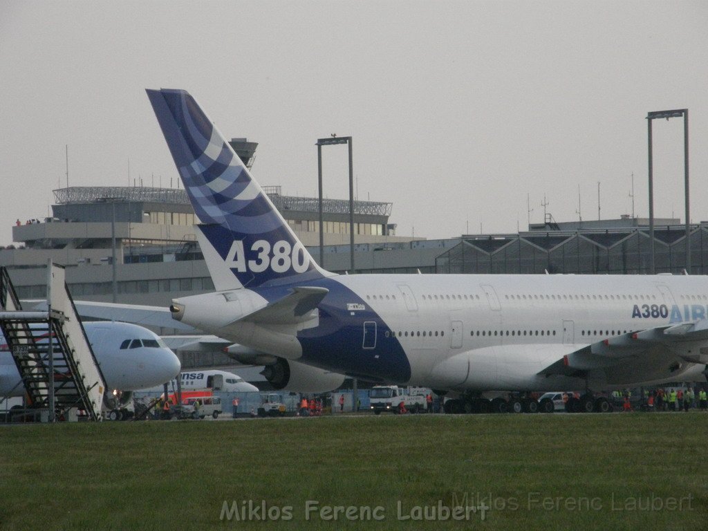 Warten auf den Airbus 380 Koeln Bonn P348.JPG